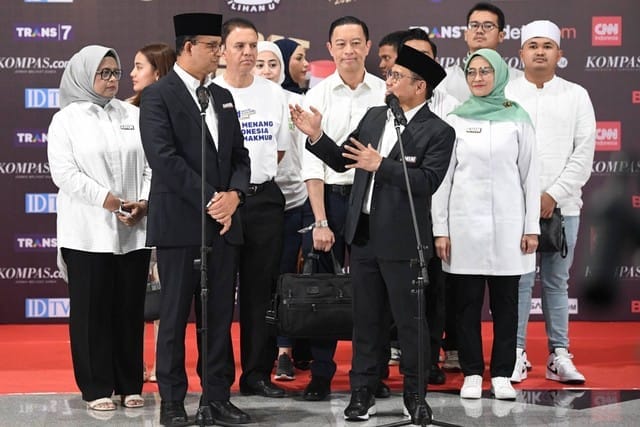 Calon presiden dan calon wakil presiden nomor urut 1, Anies Baswedan (kiri) dan Muhaimin Iskandar (kanan) memberikan keterangan pers usai debat calon wakil presiden Pemilu 2024 di JCC, Jakarta